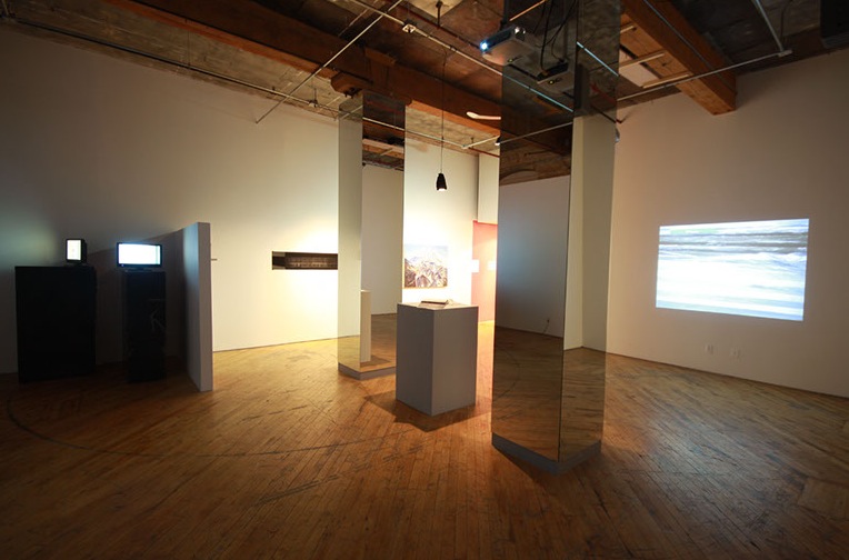 Sarah Jane Gorlitz & Wojciech Olejnik, installation view, video projection.