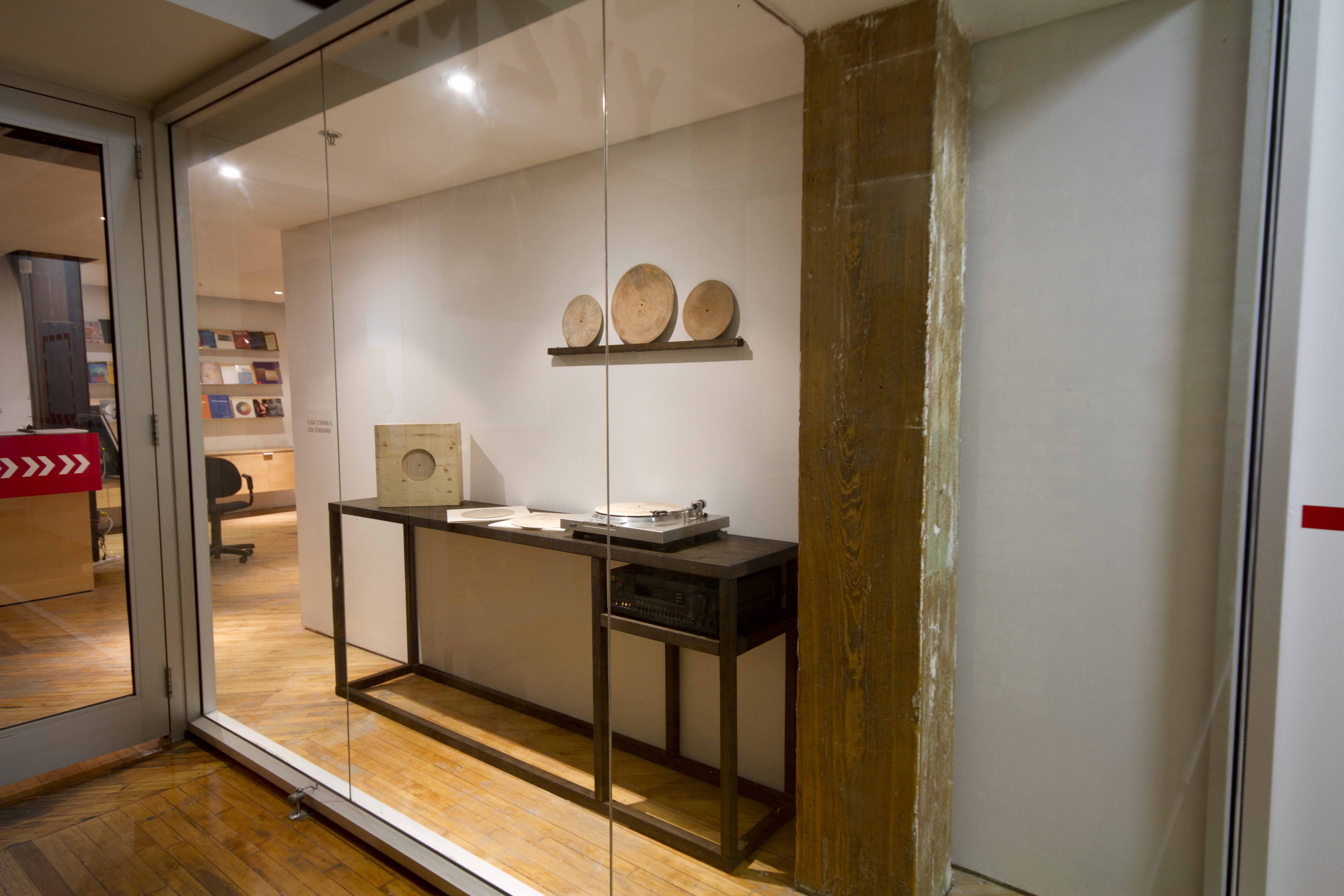 Elisa Strinna & Eva Cenghiaro: Wood Songs, view of wooden turntables.