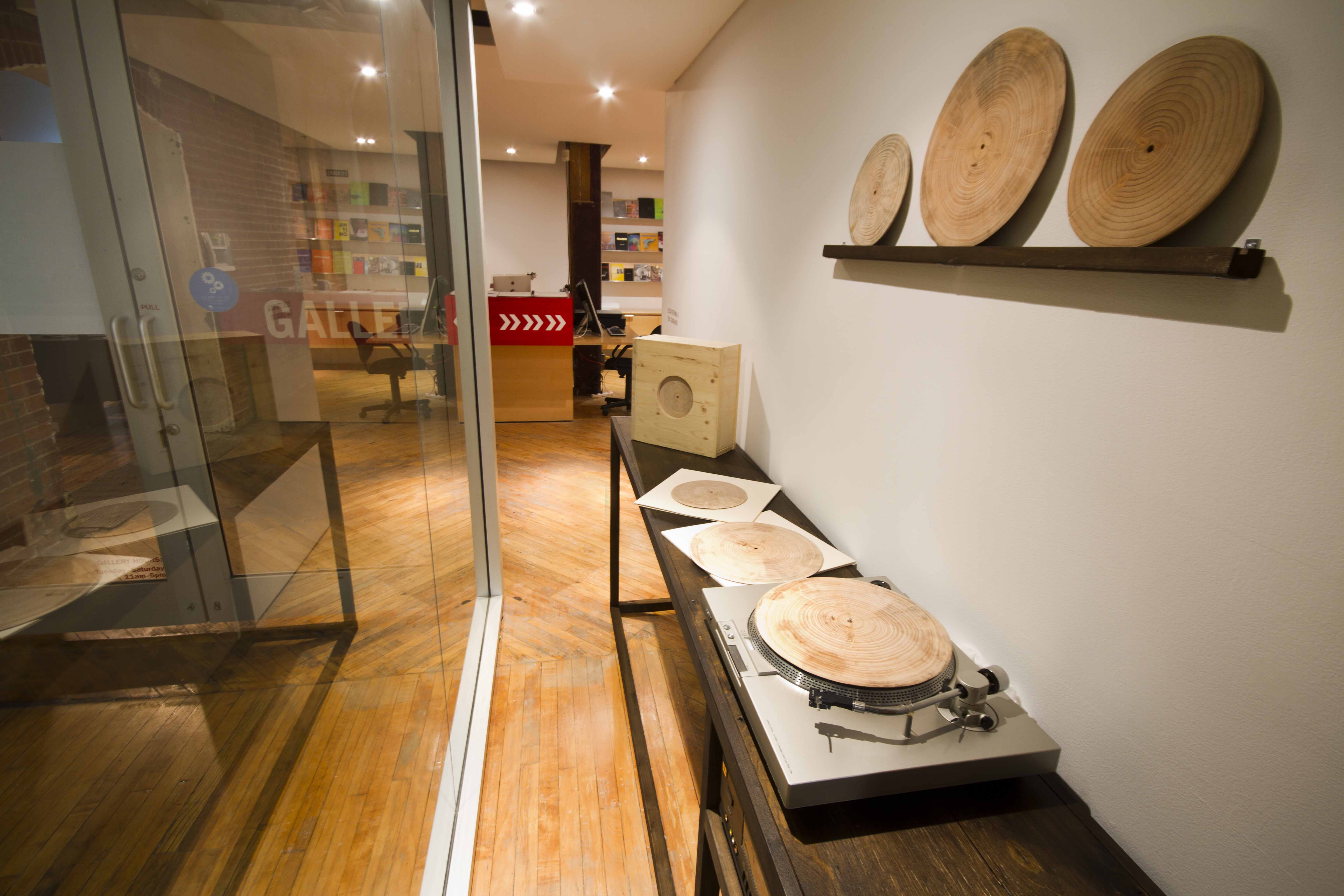 Elisa Strinna & Eva Cenghiaro: Wood Songs, view of wooden turntables.