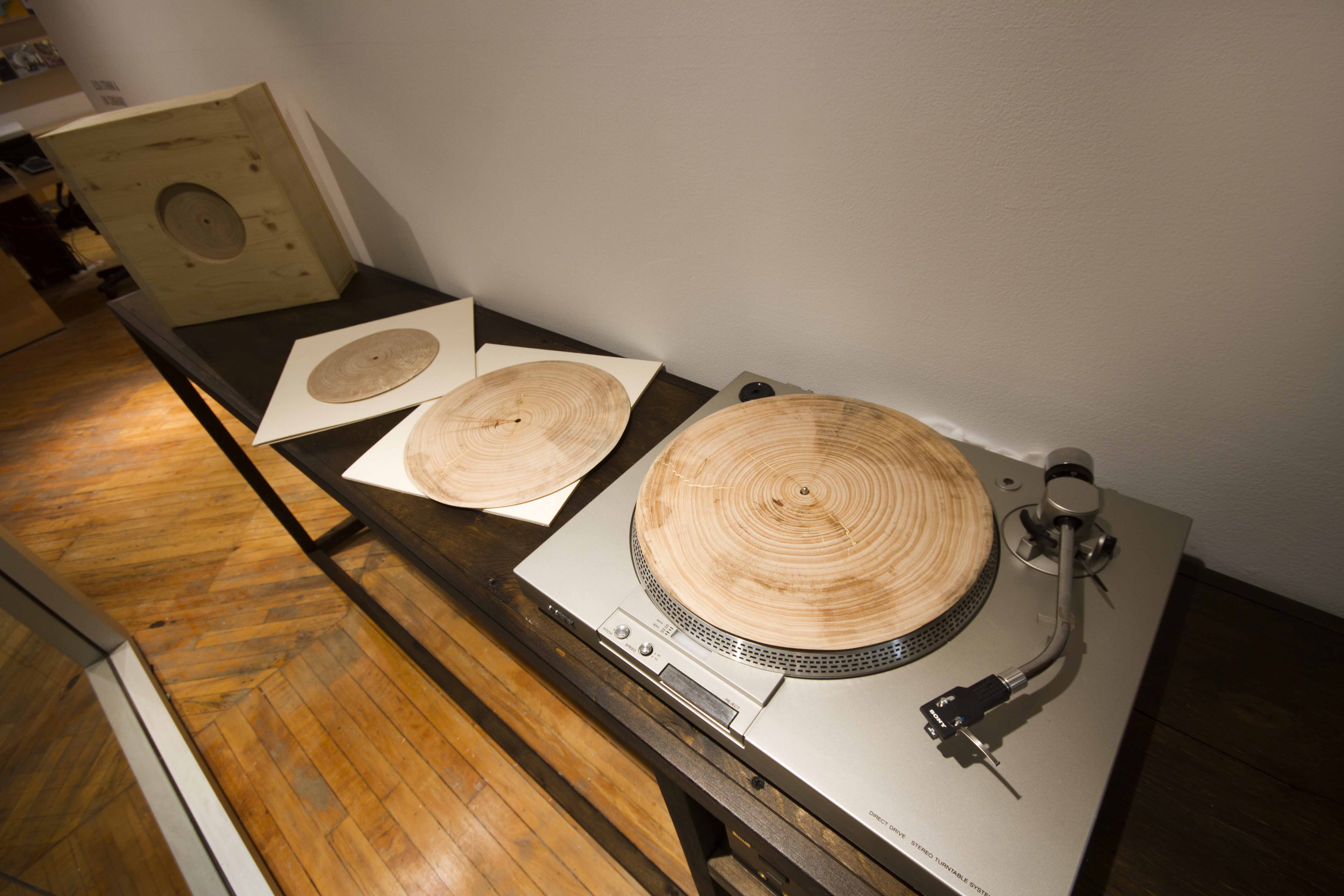 Elisa Strinna & Eva Cenghiaro: Wood Songs, view of wooden turntables.