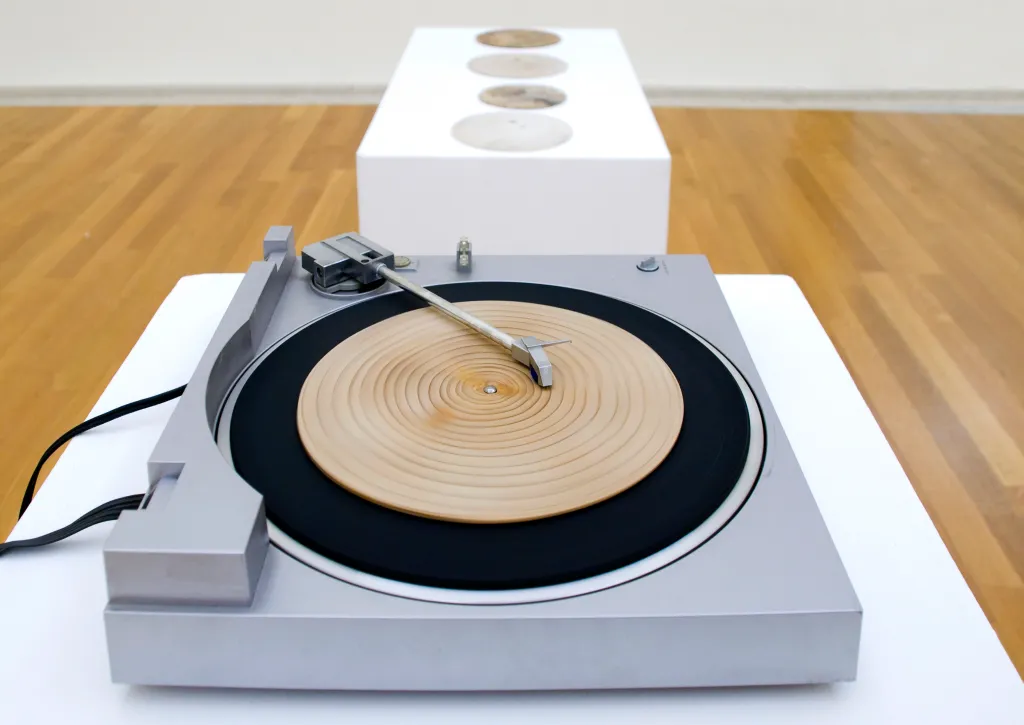 Elisa Strinna & Eva Cenghiaro: Wood Songs (2002). Photo Credit: Giuditta Ambrosini